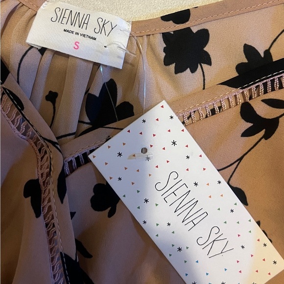 Sleeveless blouse with peplum waist. - Picture 3 of 3